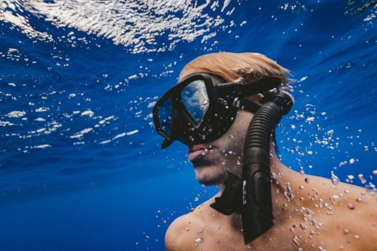 How to breathe underwater with a snorkel?